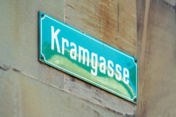 Sinais de nome de rua típicos na cidade velha, Berna, Suíça — Fotografia de Stock