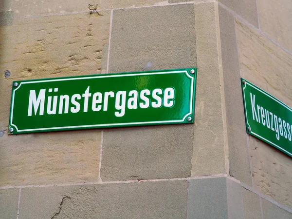 Sinais de nome de rua típicos na cidade velha, Berna, Suíça — Fotografia de Stock
