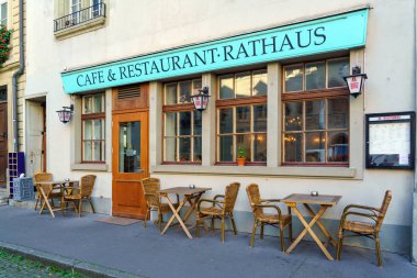 Bern, İsviçre - 17 Ekim 2017: Masa ve sandalye bir caf'ın bir