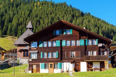 Murren, İsviçre - 17 Ekim 2017: Geleneksel Chalet olması