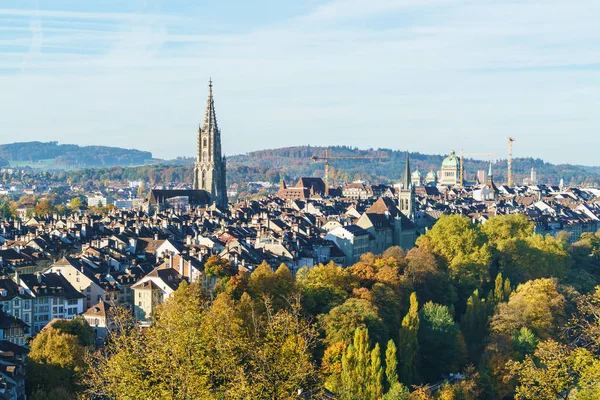Letecký pohled na město s Minster gotická katedrála, Bern, Švýcarsku — Stock fotografie