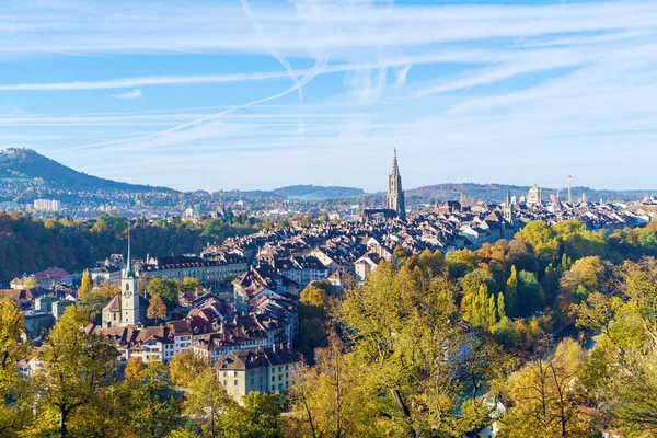 Letecký pohled na město s Minster gotická katedrála, Bern, Švýcarsku — Stock fotografie