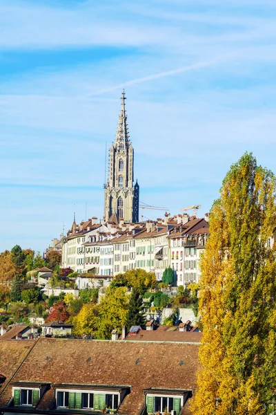 Letecký pohled na město s Minster gotická katedrála, Bern, Švýcarsku — Stock fotografie