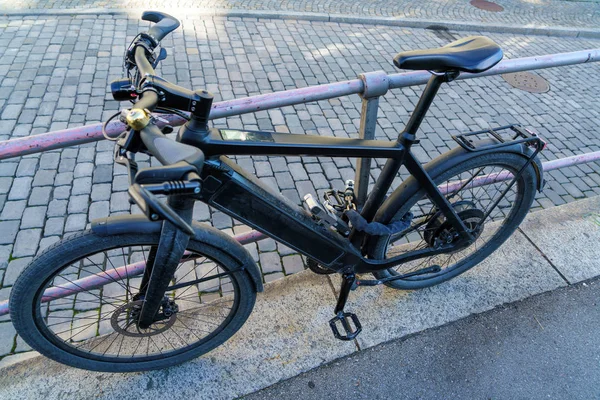 Bicicleta elétrica, acorrentado com várias fechaduras fortes e correntes — Fotografia de Stock