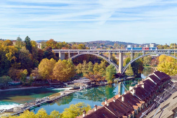 Kornhausbrucke, ponte sobre Aara e cidade velha, Berna, Suíça — Fotografia de Stock