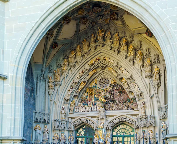 Entrada principal de la catedral de Minster con coche piedra Juicio Final —  Fotos de Stock