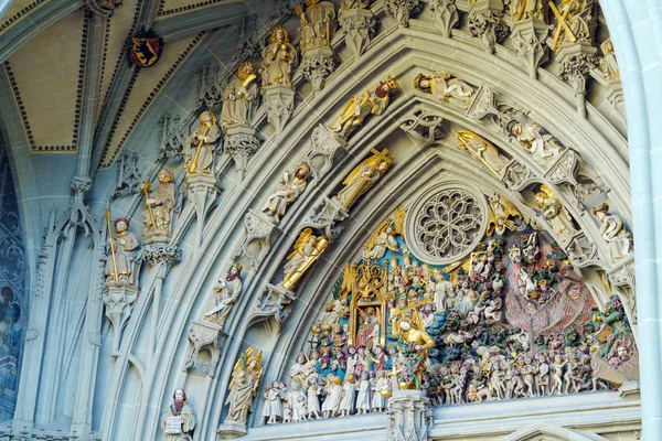 Entrada principal de la catedral de Minster con coche piedra Juicio Final — Foto de Stock