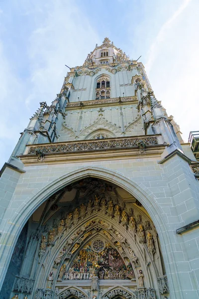 Hoofdingang van Minster kathedraal met laatste oordeel stenen auto — Stockfoto