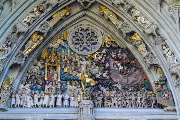Ingresso principale della cattedrale Minster con Giudizio Universale auto in pietra — Foto Stock