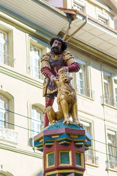 Samson tötet einen Löwen, einen der berühmten Renaissance-Brunnen ( — Stockfoto