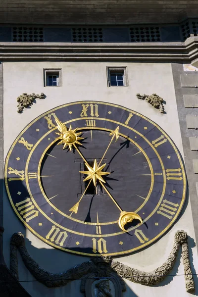 La cara oriental de la Zytglogge, torre del reloj medieval, Berna, S — Foto de Stock