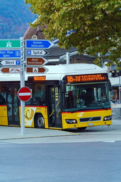 Інтерлакен, Швейцарія - 17 жовтня 2017: Жовтий Автобусний транспорт — стокове фото