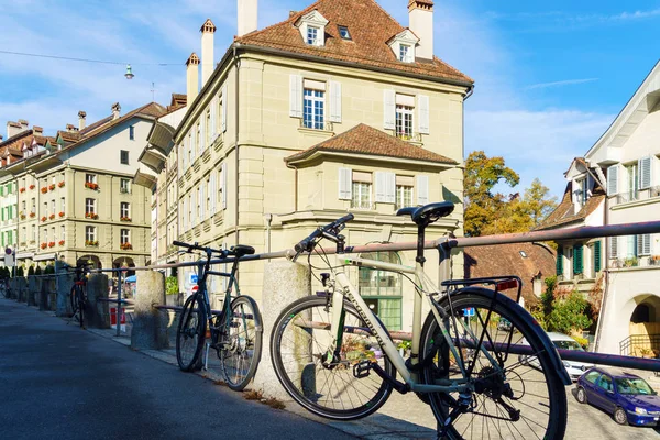 Berna, Svizzera - 17 ottobre 2017: Biciclette moderne incatenate — Foto Stock