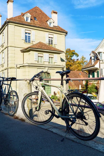 Berna, Svizzera - 17 ottobre 2017: Biciclette moderne incatenate — Foto Stock