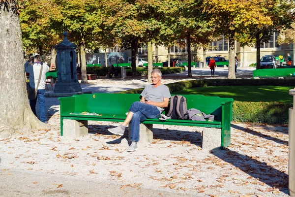 Bern, Zwitserland - 17 oktober 2017: Een oude Zwitserse man met — Stockfoto