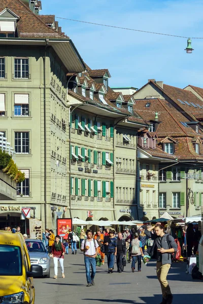 Bern, Švýcarsko - 17 října 2017: Turisté i místní se na — Stock fotografie