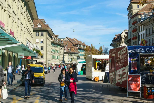 Berna, Svizzera - 17 ottobre 2017: Turisti e gente del posto sul — Foto Stock