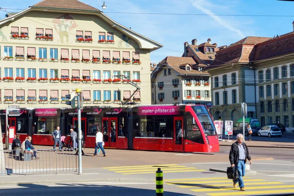 Bern, Schweiz - 17 oktober 2017: Modern stad spårvagn på st — Stockfoto