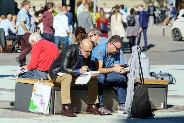 Bern, Zwitserland - 17 oktober 2017: Een groep studenten zijn ha — Stockfoto