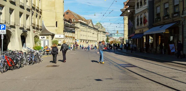 瑞士伯尔尼-2017年10月17日: 游客和当地人在 — 图库照片