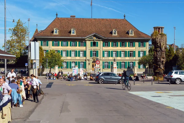 Berna, Suíça - 17 de outubro de 2017: Turistas e moradores locais no — Fotografia de Stock