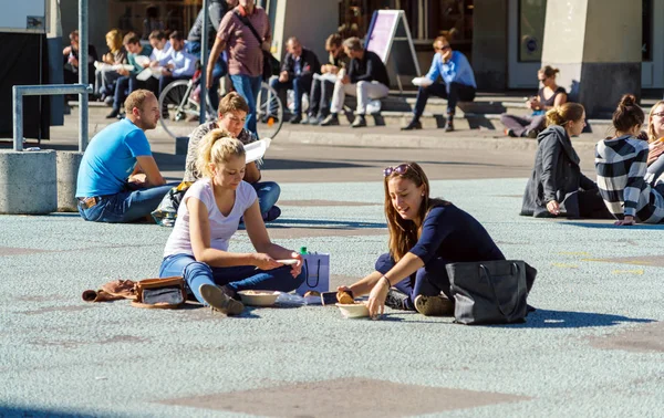 Βέρνη, Ελβετία - 17 Οκτωβρίου 2017: Μια ομάδα φοιτητών είναι χα — Φωτογραφία Αρχείου