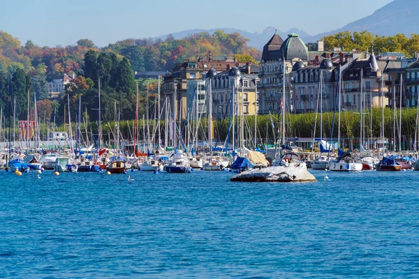 Mnoho malých jachet a člunů na Ženevské jezero, Švýcarsko — Stock fotografie