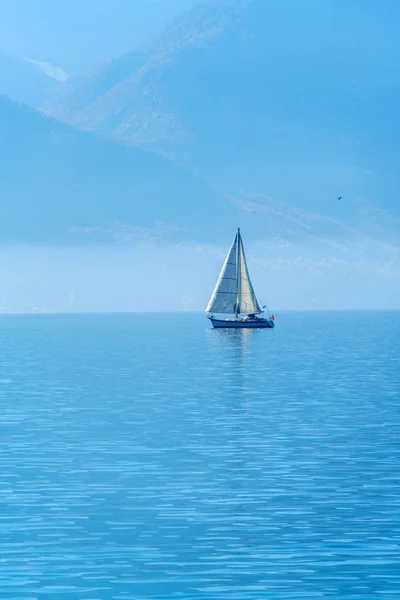 Liten segelbåt på Genèvesjön och Alperna, Switzerla — Stockfoto