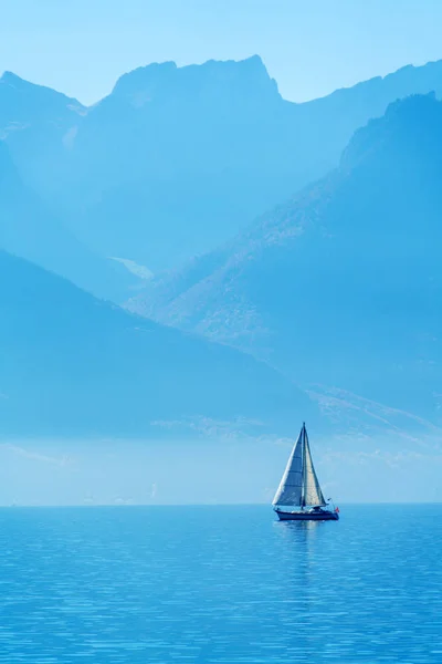 Un pequeño yate de vela en el lago de Ginebra y los Alpes, Suiza — Foto de Stock