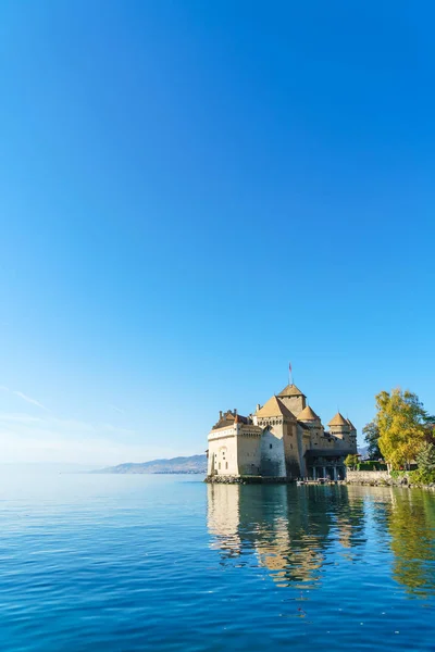 Chillon Castle vid Genèvesjön i Alperna-bergen, Montreux, Switz — Stockfoto