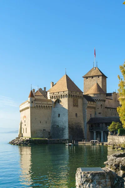 Castelo de Chillon no Lago de Genebra, nas montanhas dos Alpes, Montreux, Switz — Fotografia de Stock