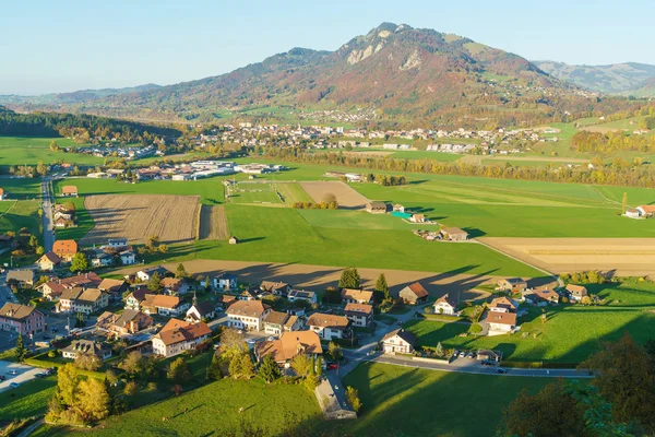 Vista aérea de uma bela paisagem com casas tradicionais, gr — Fotografia de Stock