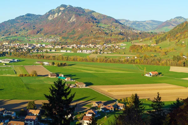 Vista aérea de uma bela paisagem com casas tradicionais, gr — Fotografia de Stock