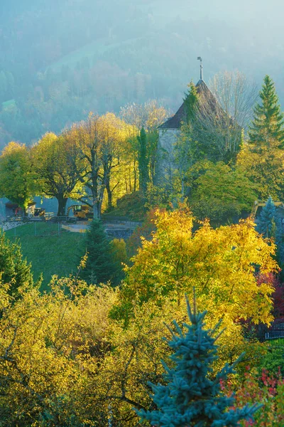 Krajina s hradem a na podzim lesa, Gruyeres, Švýcarsko — Stock fotografie