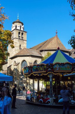 Geneva, İsviçre - 18 Ekim 2017: Eski Katedrali ve neşeli-