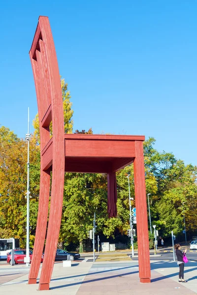 Geneva, Switzerland - October 18, 2017: Modern sculpture in the — Stock Photo, Image