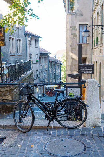 Genebra, Suíça - 18 de outubro de 2017: Bicicleta preta acorrentada a Fotos De Bancos De Imagens Sem Royalties
