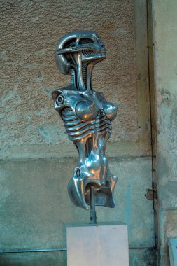 Gruyeres, İsviçre - 18 Ekim 2017: Alien heykeller GIG yakınındaki