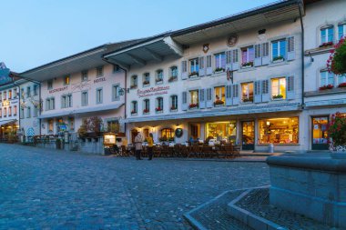 Gruyeres, İsviçre - 18 Ekim 2017: Restoranlar ve kafeler 