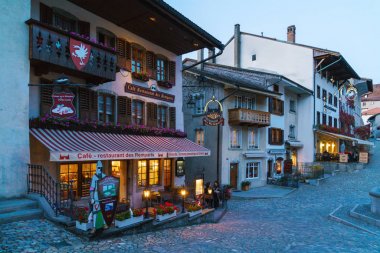 Gruyeres, İsviçre - 18 Ekim 2017: Restoranlar ve kafeler 