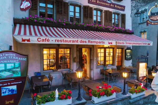 Gruyeres, Švýcarsko – 18. října 2017: Restaurace a kavárny — Stock fotografie