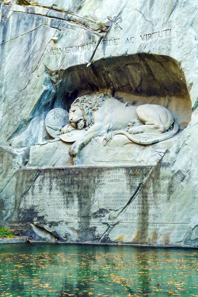 Famous Lion Monument (1820) by Bertel Thorvaldsen, Lucerne, Swit — Stock Photo, Image