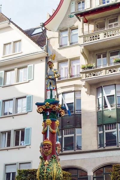 Cavaliere con spada della Fontana di Fritschi, Lucerna, Svizzera — Foto Stock