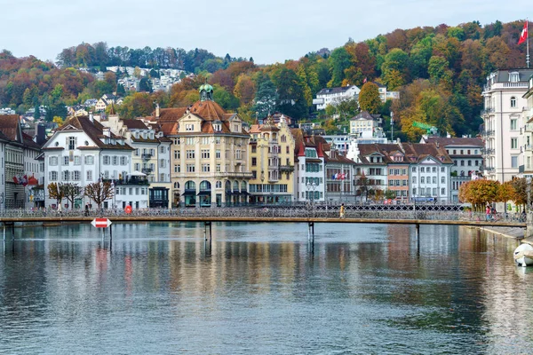 Rathausquai z most dla pieszych, Lucerna, Szwajcaria — Zdjęcie stockowe