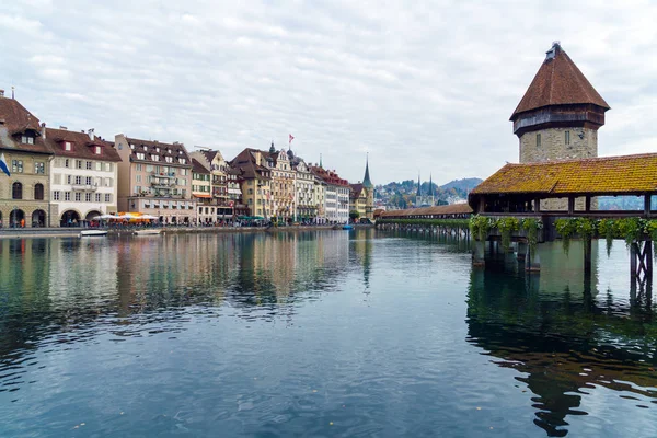 Chapel ahşap köprü (XIV civarı) ve su kulesi, Lucerne, Olimpiyat — Stok fotoğraf