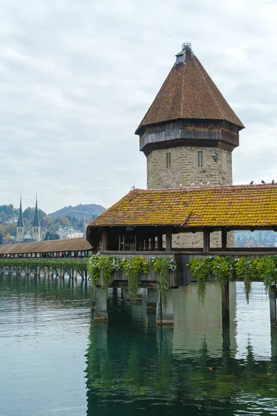 Chapel ahşap köprü (XIV civarı) ve su kulesi, Lucerne, Olimpiyat — Stok fotoğraf