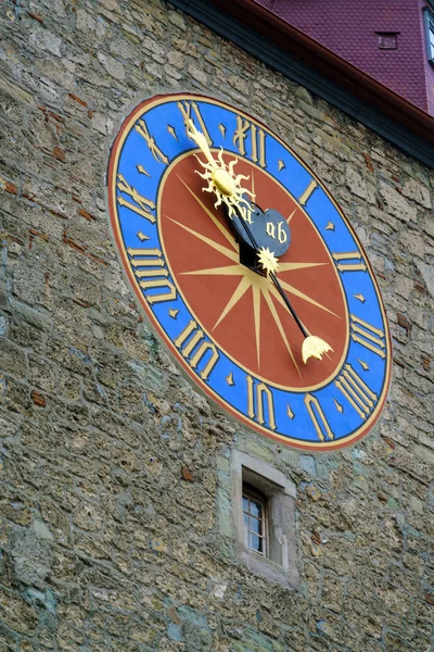 壁掛け時計、スイスのルツェルンに市庁舎の塔 — ストック写真