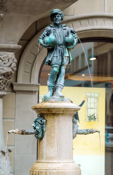 Fuente de ganso viejo en la ciudad vieja, Lucerna, Suiza —  Fotos de Stock