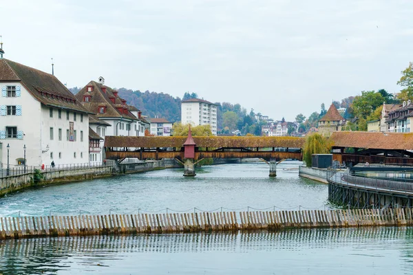 Skok do wody i Spreuer bridge, Lucerna, Szwajcaria — Zdjęcie stockowe
