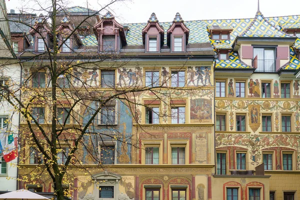 Edifício fresco na cidade velha, Lucerna, Suíça — Fotografia de Stock